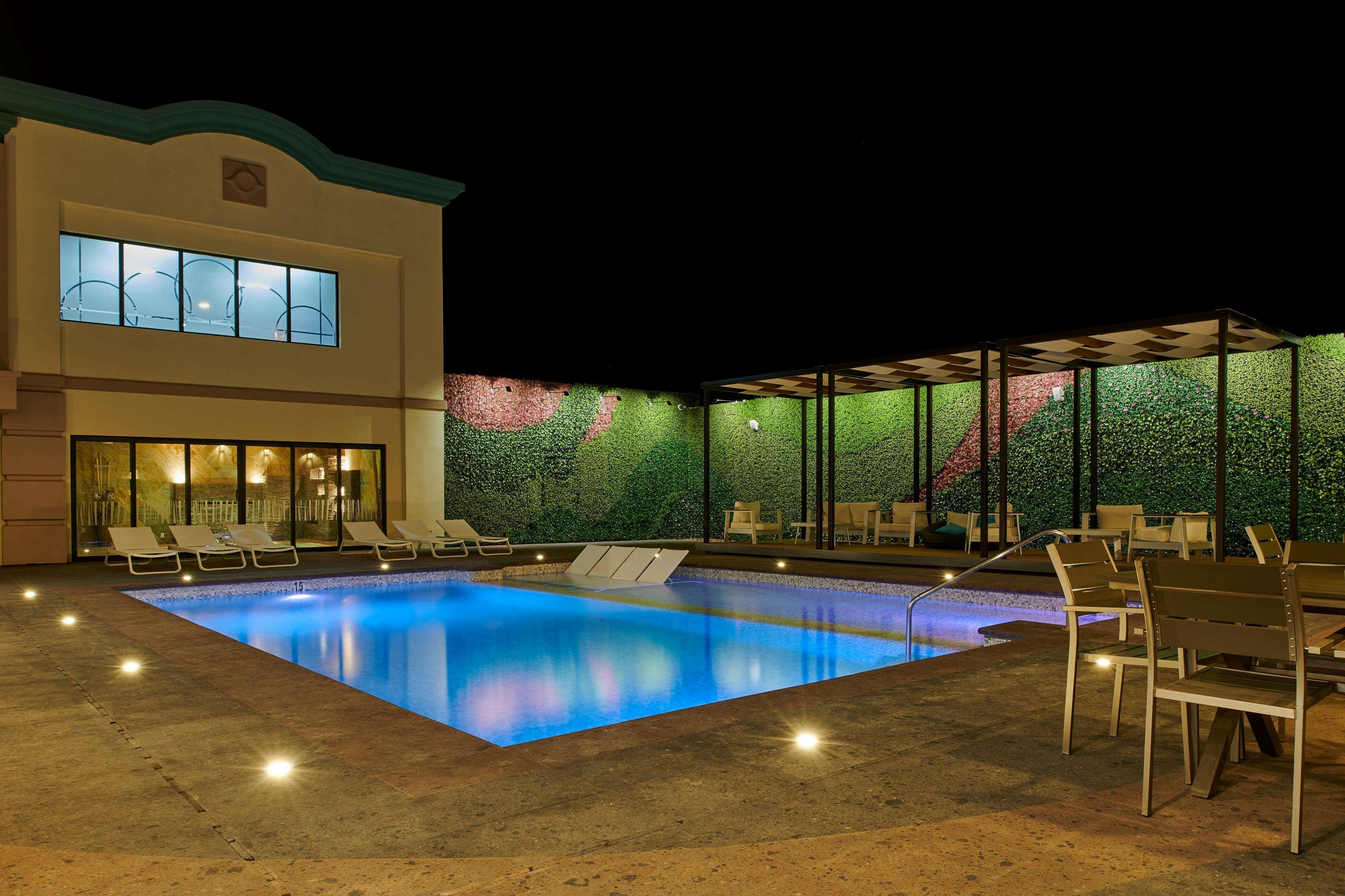 Wingate By Wyndham Chihuahua Hotel Bagian luar foto