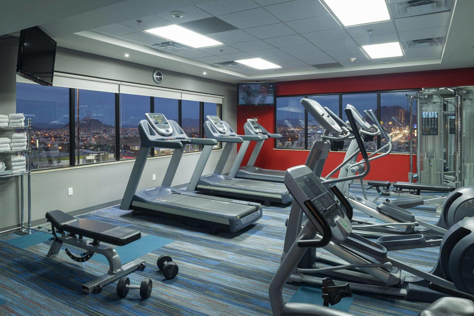 Wingate By Wyndham Chihuahua Hotel Bagian luar foto