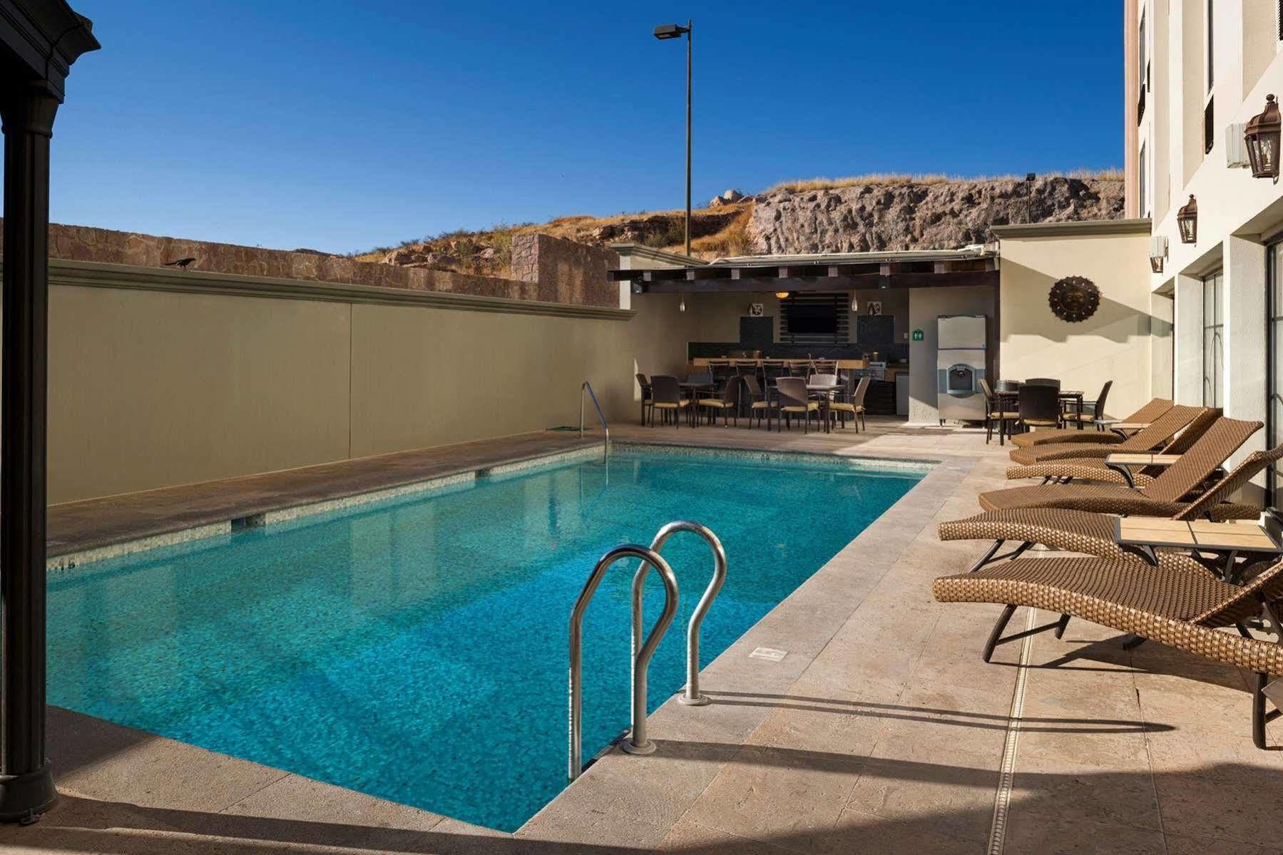 Wingate By Wyndham Chihuahua Hotel Bagian luar foto